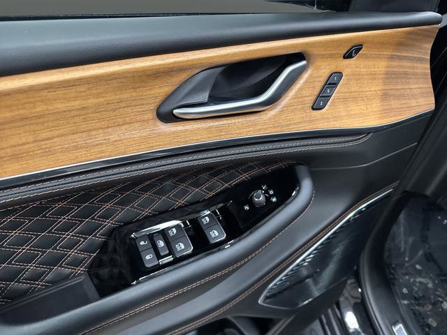 Used 2025 Jeep Grand Cherokee Summit w/ Obsidian Package image 31