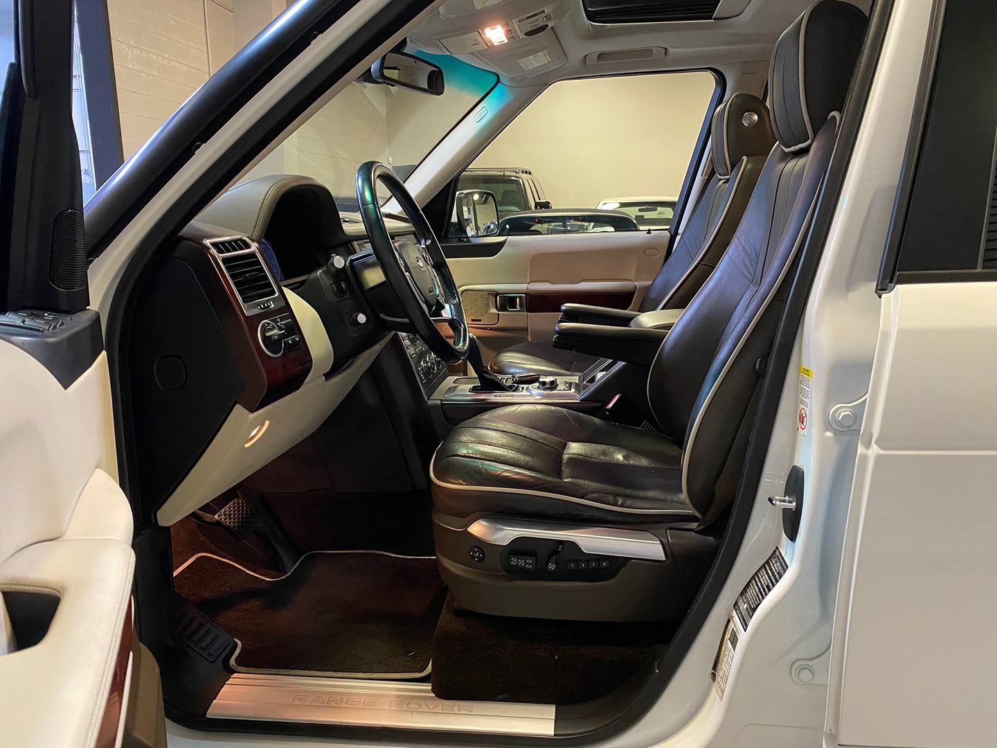 Used 2011 Land Rover Range Rover HSE LUX AWD/4WD image 21