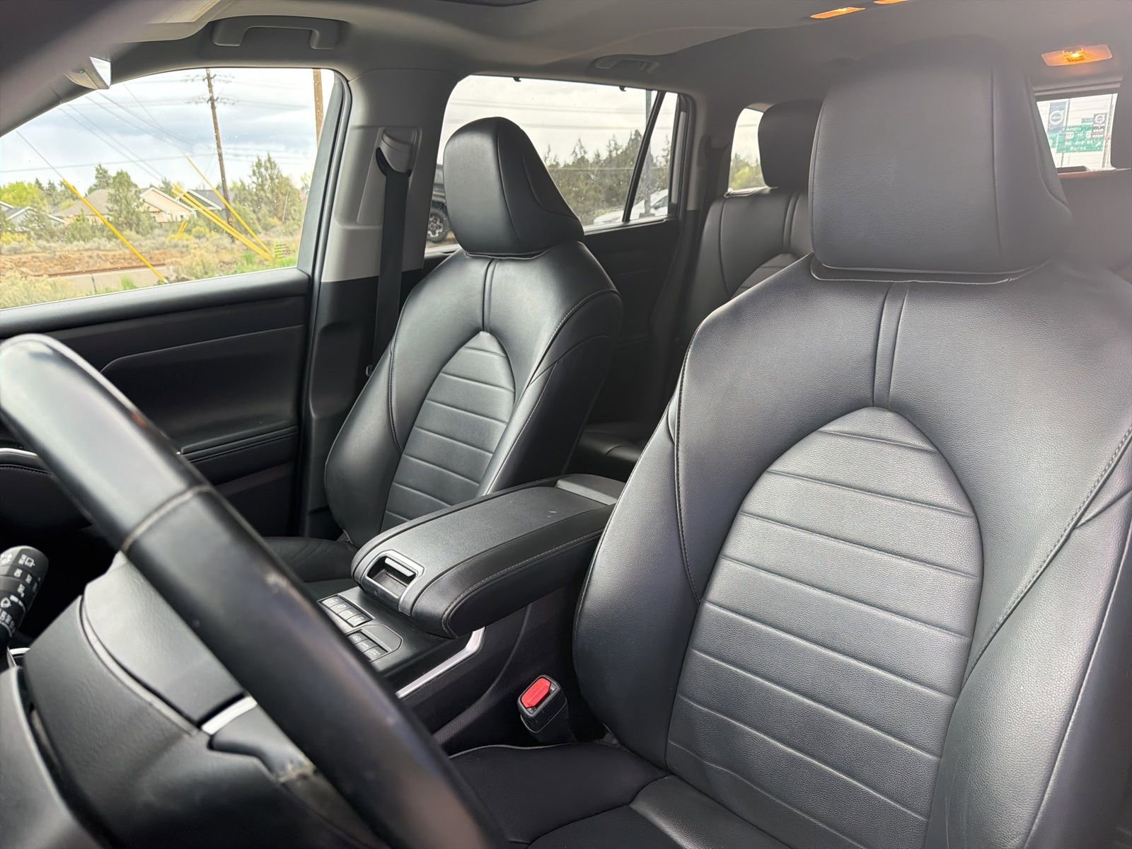 Used 2022 Toyota Highlander XLE AWD/4WD image 19