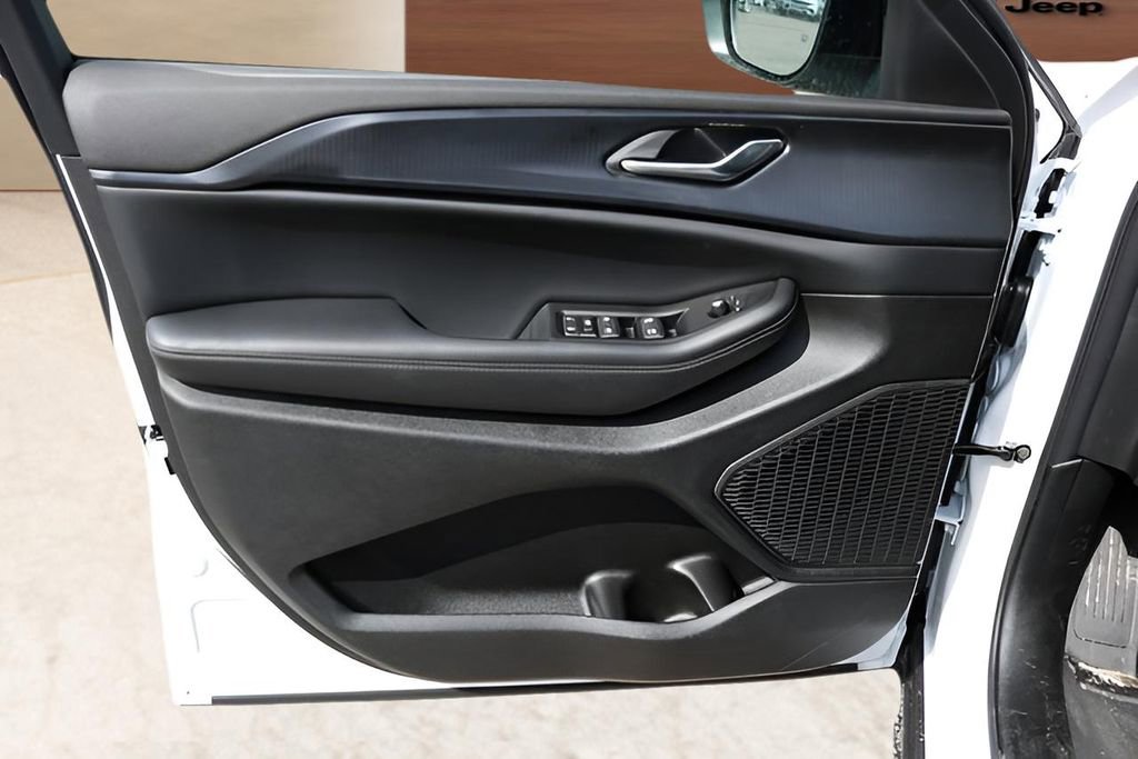 New 2026 Jeep Grand Cherokee Laredo X RWD image 10