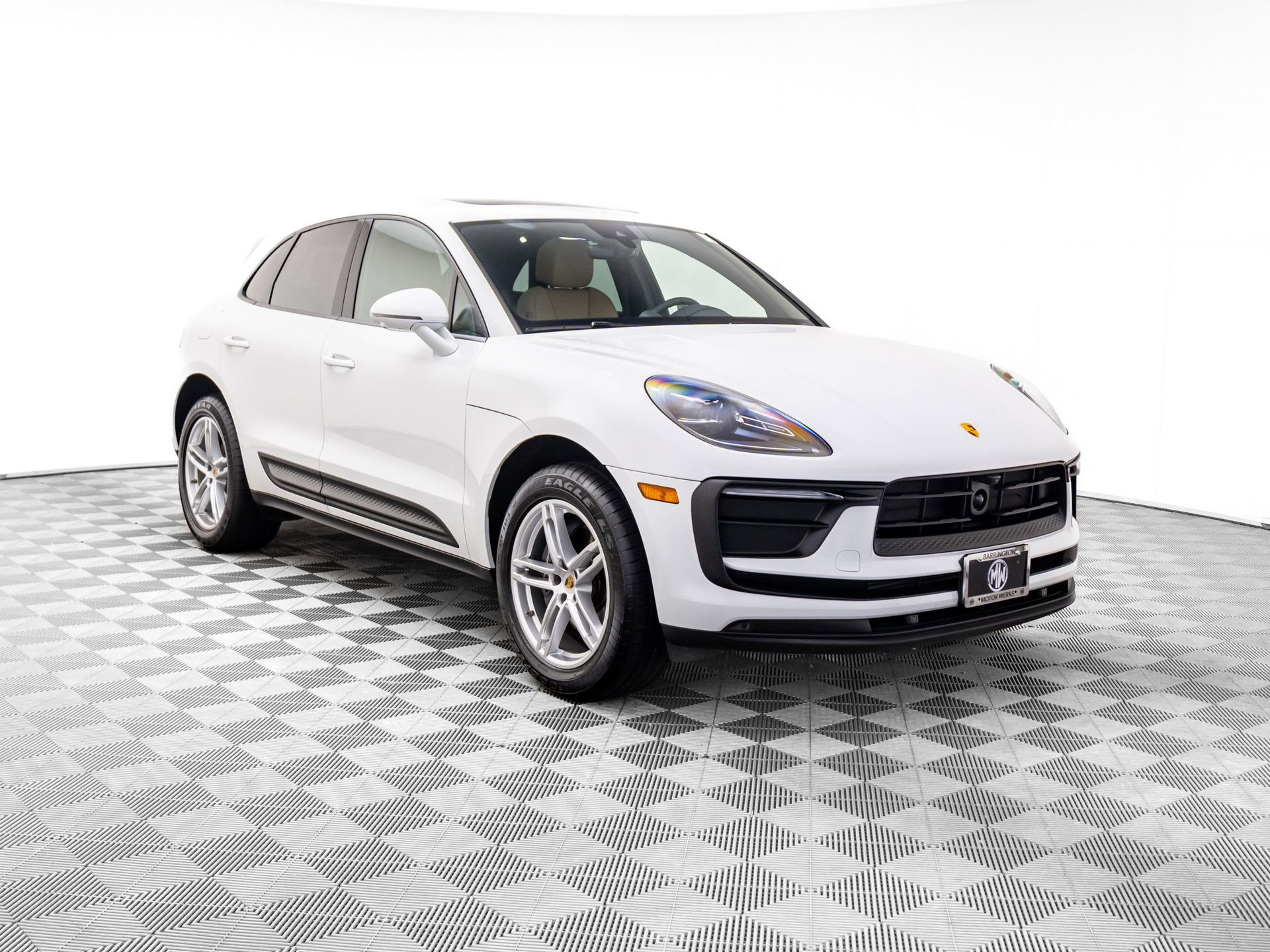 Certified 2025 Porsche Macan image 6