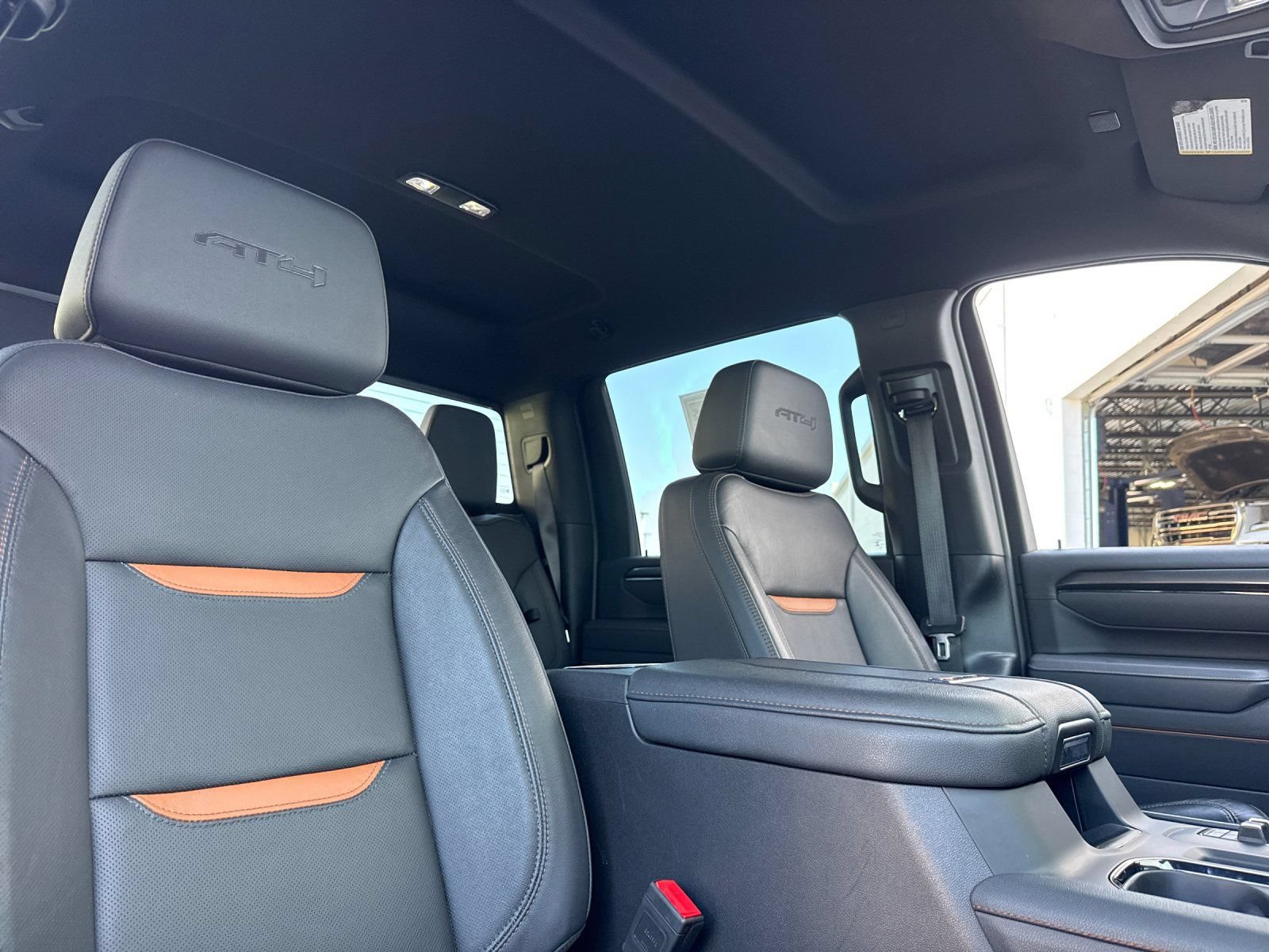 Used 2025 GMC Sierra 2500 AT4 w/ Technology Package AWD/4WD image 17