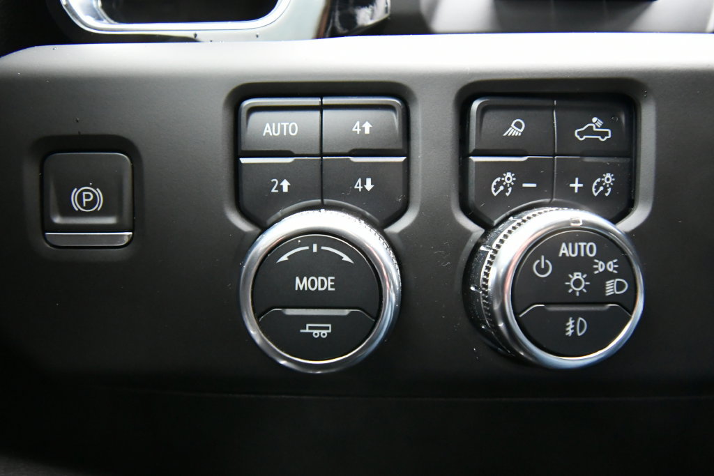 Used 2024 GMC Sierra 3500 Denali w/ Technology Package AWD/4WD image 23