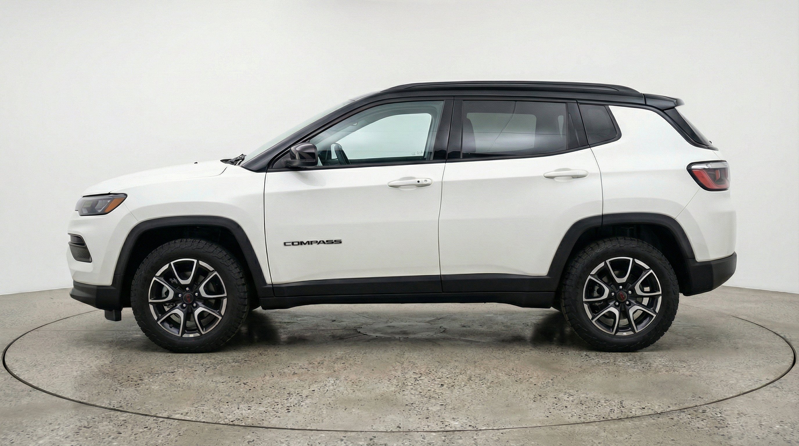 Used 2025 Jeep Compass Trailhawk AWD/4WD image 5
