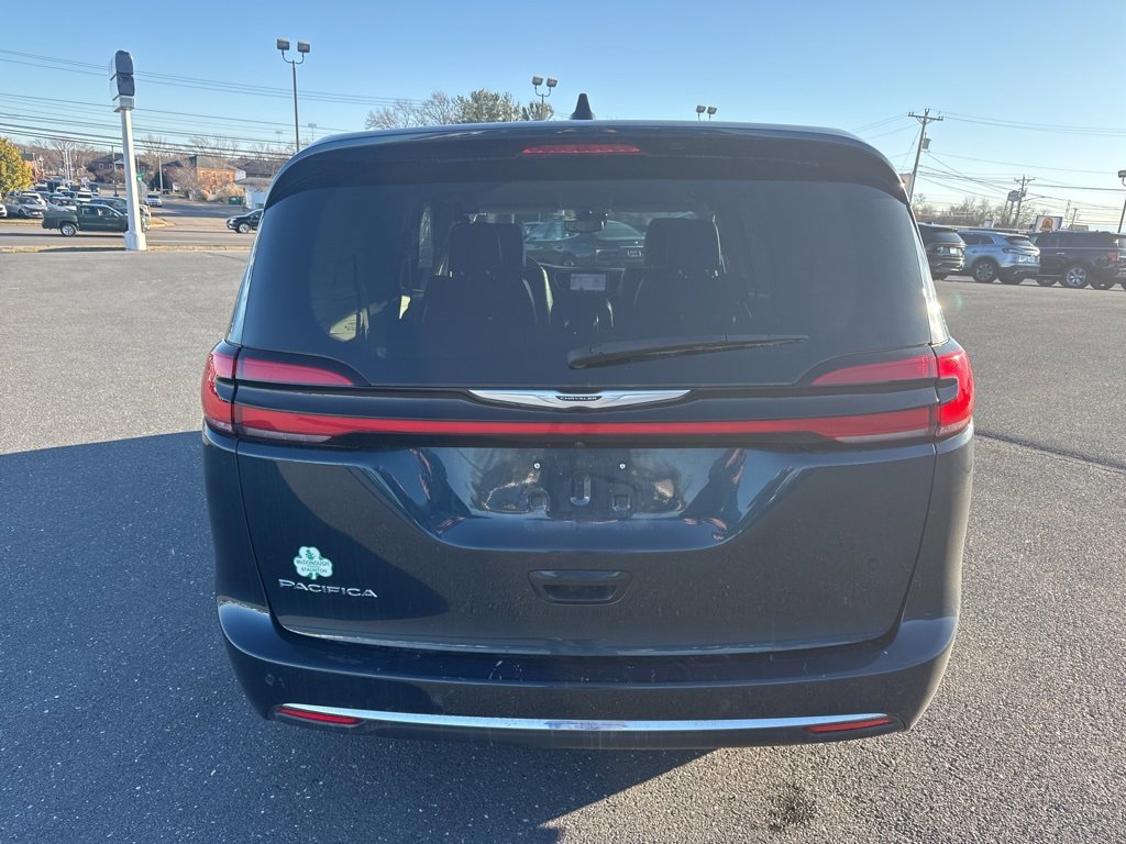 Used 2024 Chrysler Pacifica Touring-L image 4