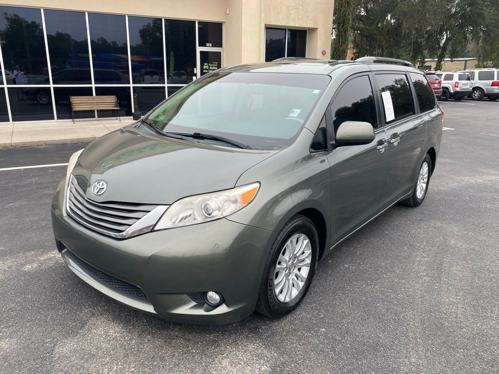 Used 2014 Toyota Sienna XLE image 2