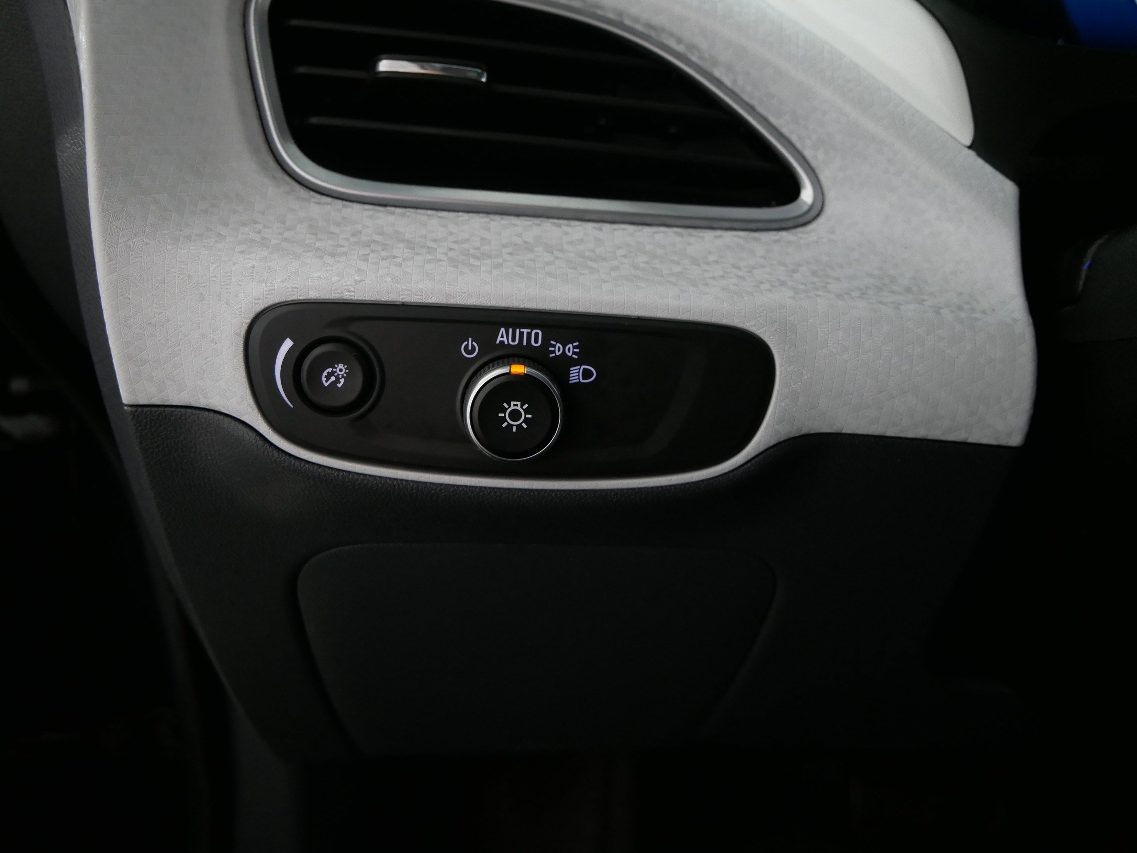 Used 2019 Chevrolet Bolt Premier w/ Infotainment Package image 26