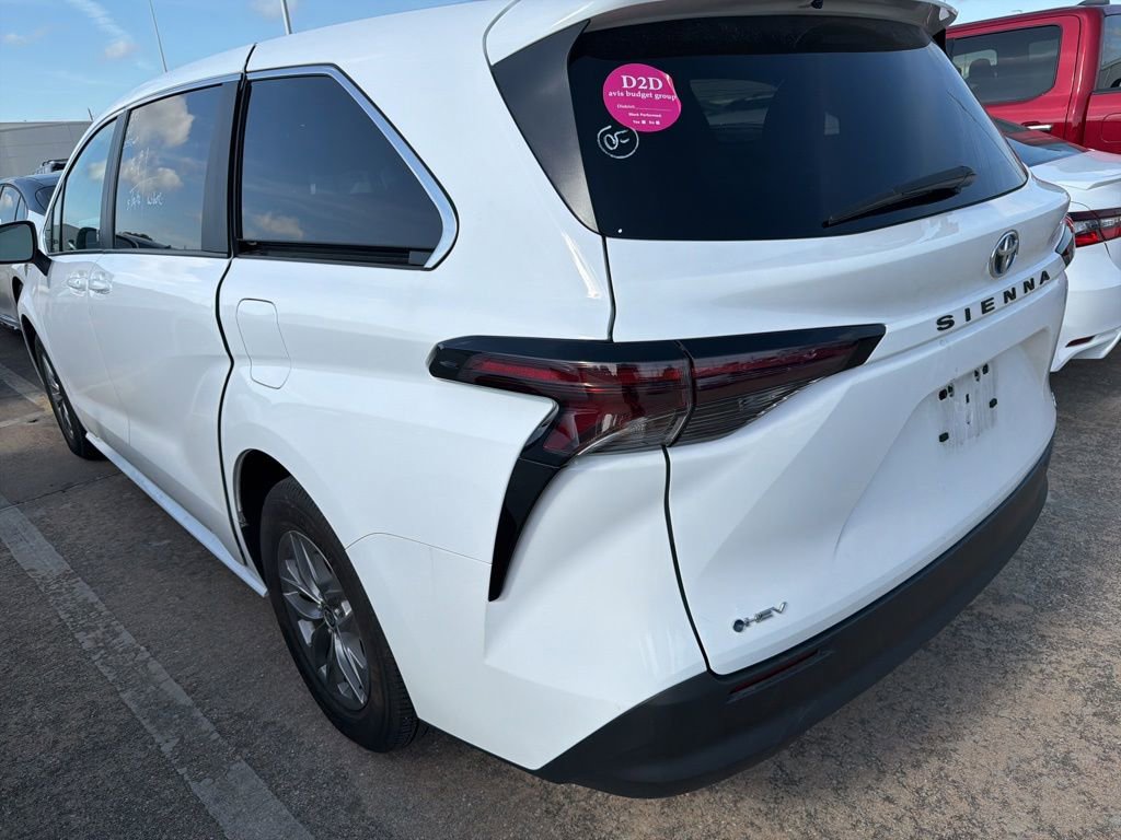 Used 2025 Toyota Sienna LE FWD image 3