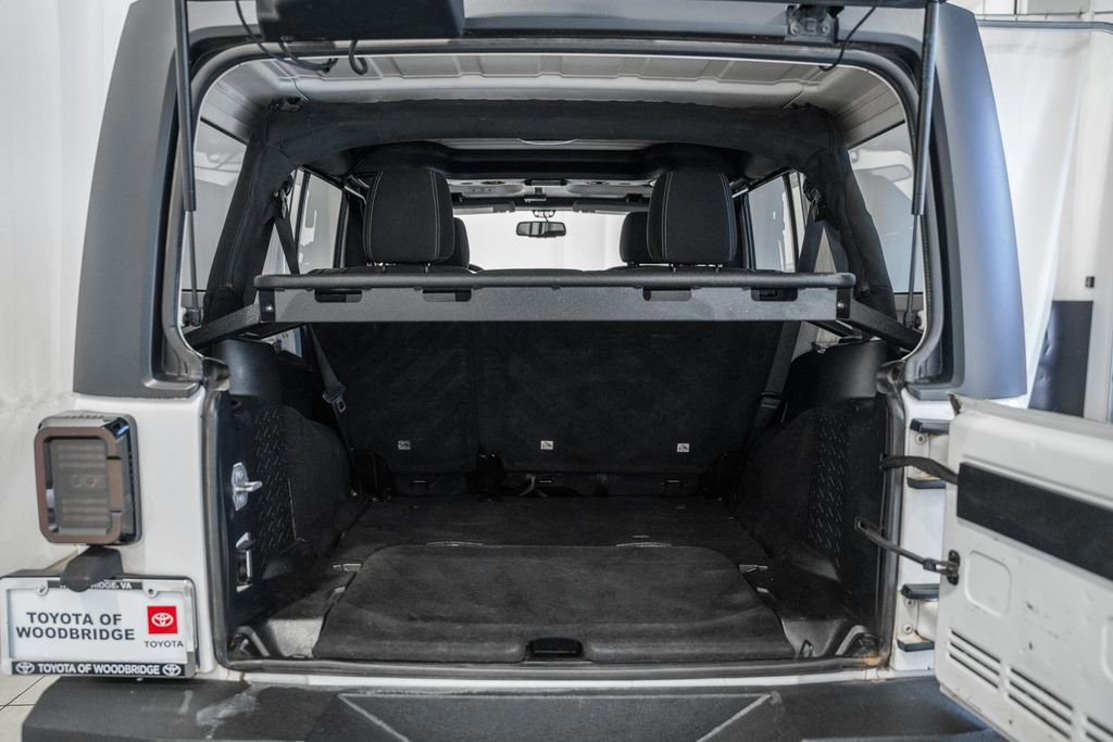 Used 2015 Jeep Wrangler Unlimited Rubicon w/ Connectivity Group image 8