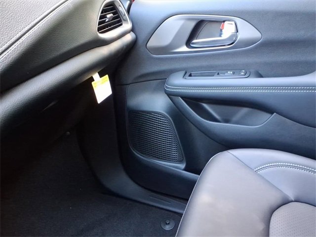 New 2026 Chrysler Pacifica Select image 19