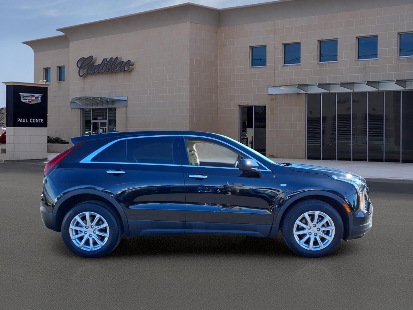 Certified 2023 Cadillac XT4 Luxury w/ Cold Weather Package FWD image 4