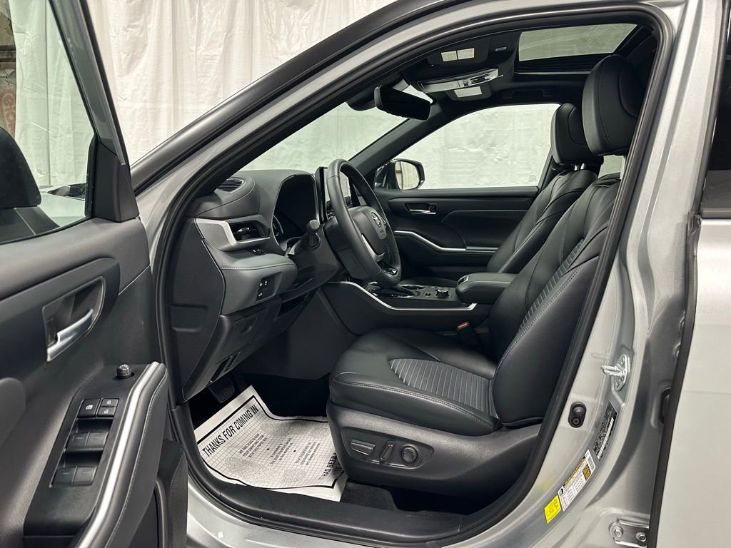 Used 2025 Toyota Highlander XSE AWD/4WD image 10
