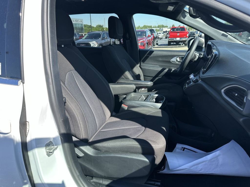 Used 2023 Chrysler Pacifica Touring FWD image 30