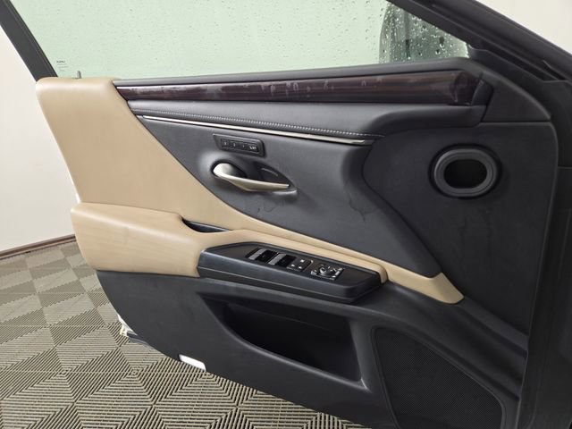 Used 2020 Lexus ES 300h w/ Accessory Package image 31