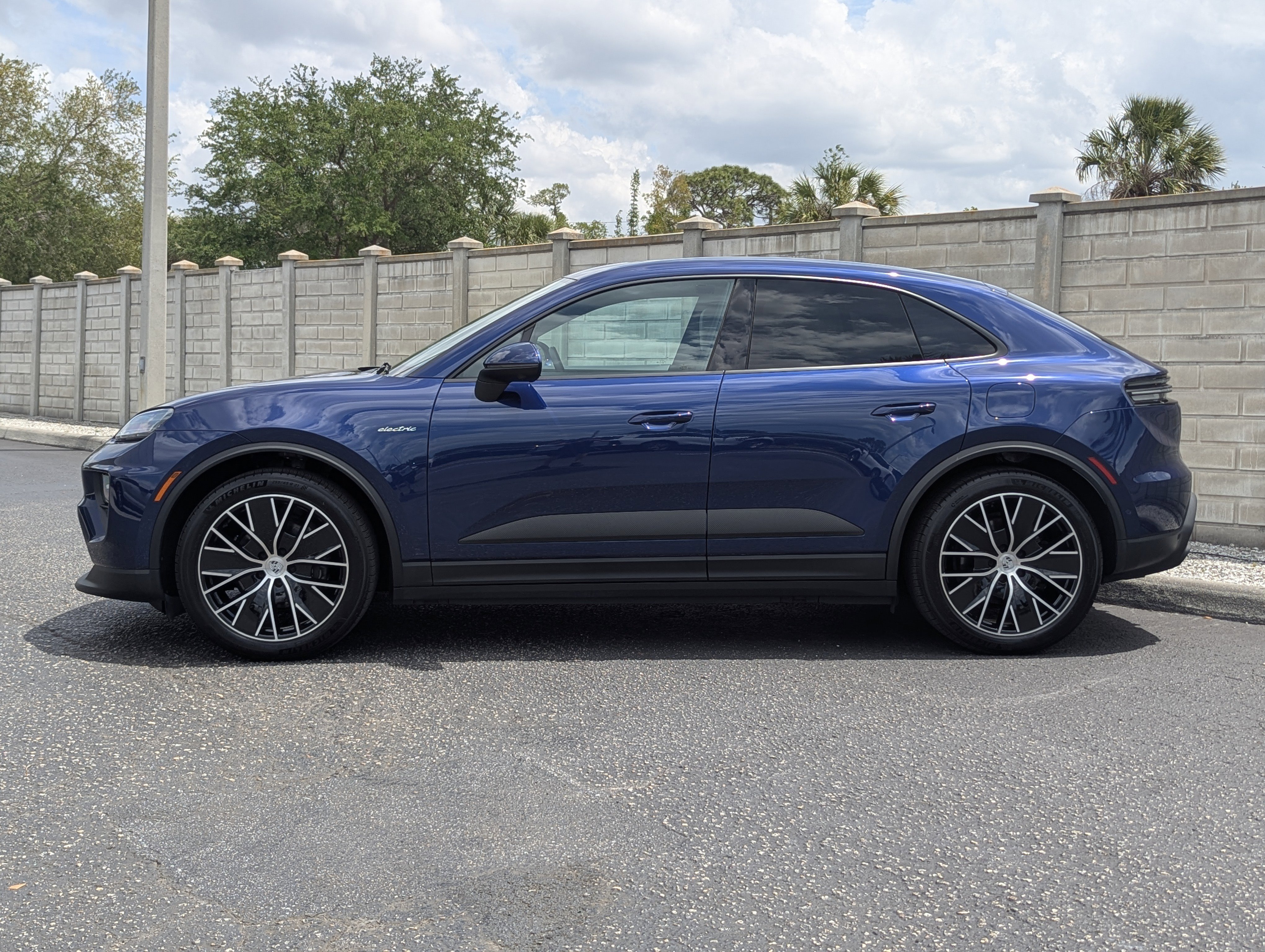 Certified 2025 Porsche Macan Electric RWD image 2