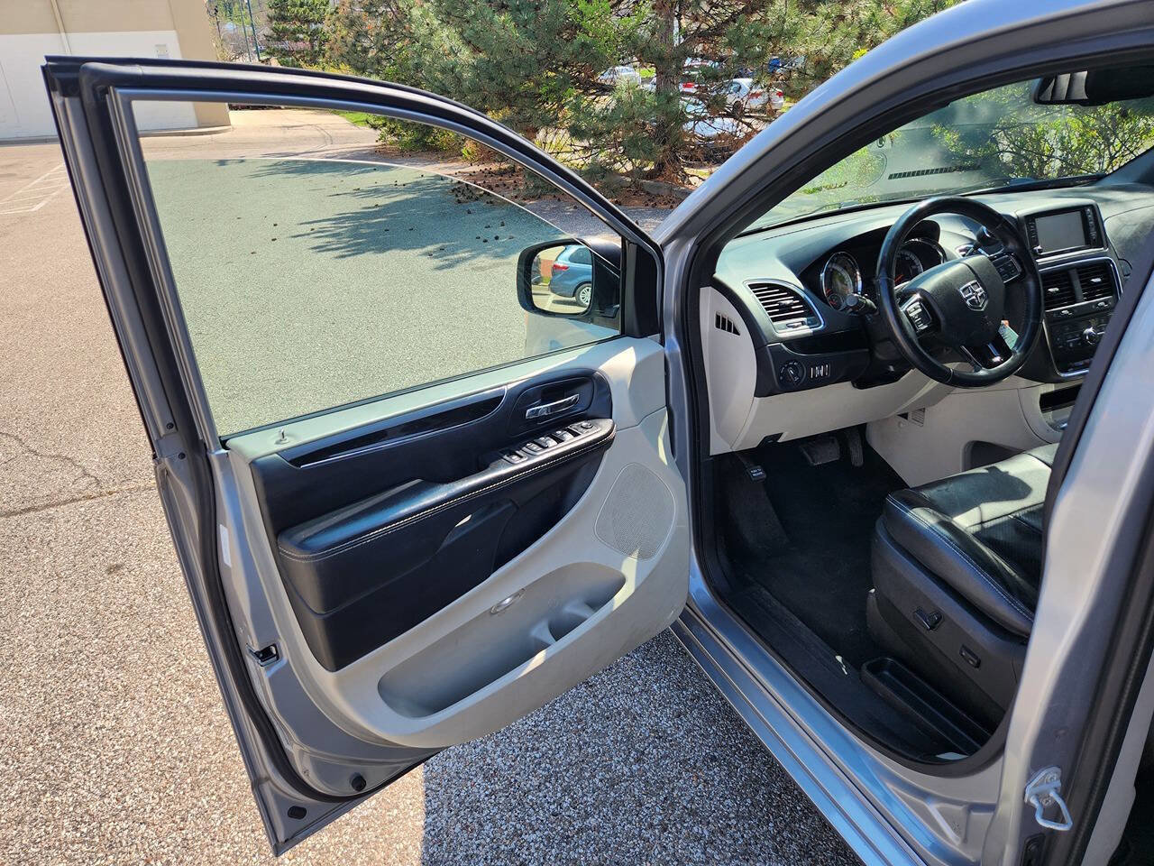 Used 2015 Dodge Grand Caravan SXT image 21