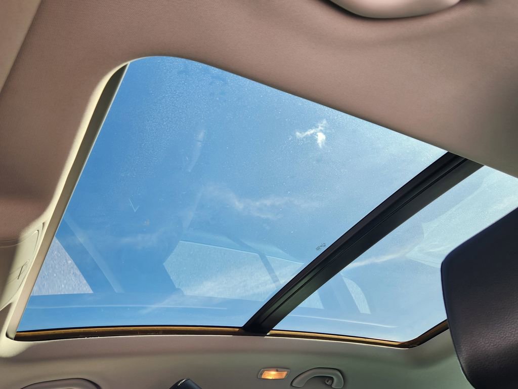 Used 2011 Volkswagen Tiguan SE image 14