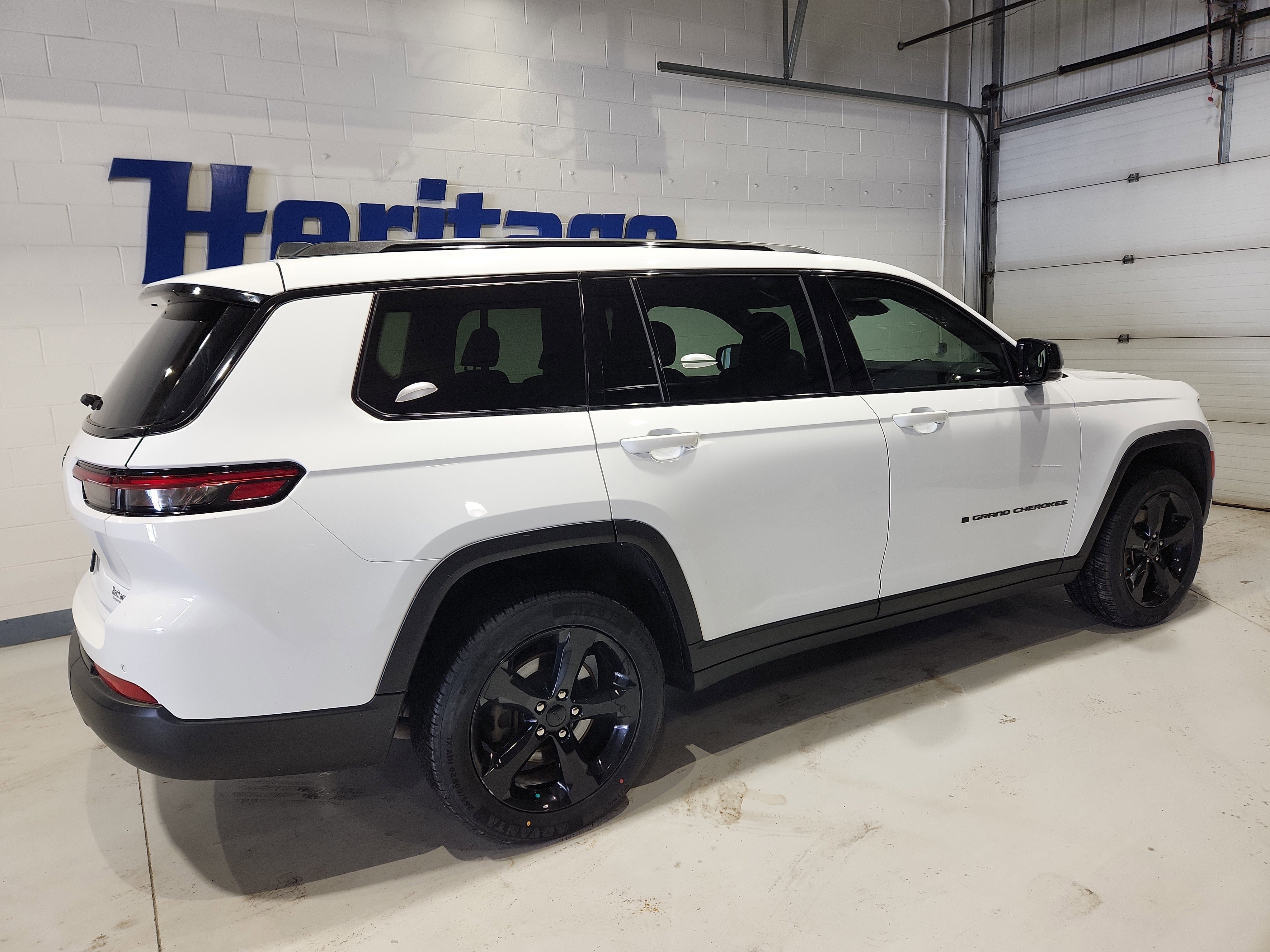 Used 2023 Jeep Grand Cherokee L Laredo image 24