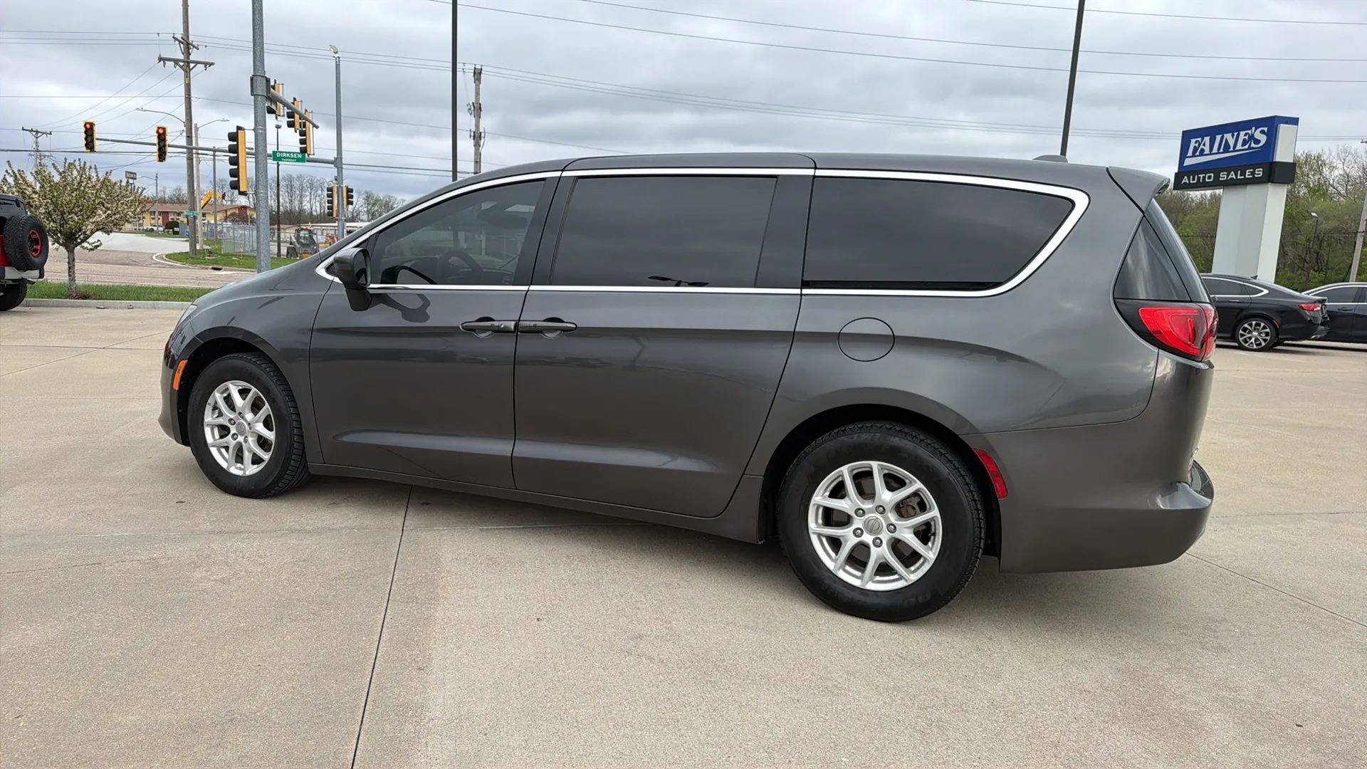 Used 2017 Chrysler Pacifica Touring image 11