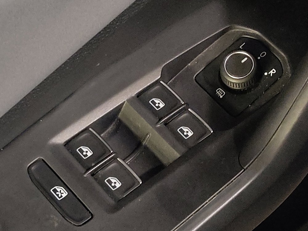 Used 2025 Volkswagen Jetta SE image 27