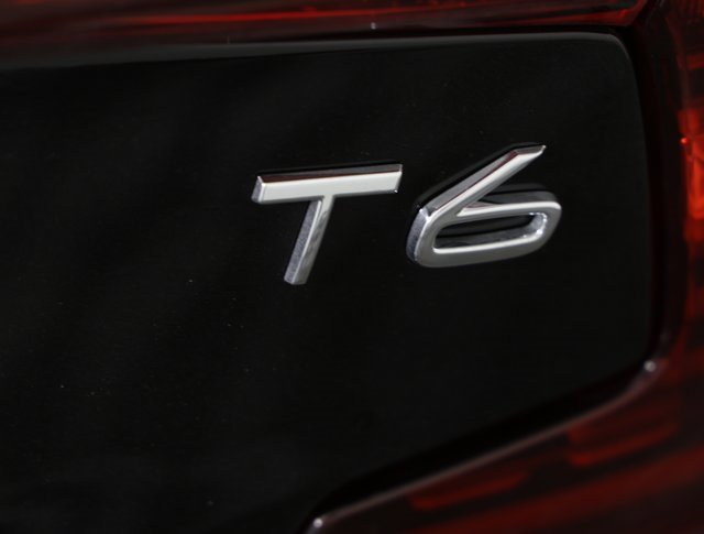 Used 2020 Volvo S60 T6 R-Design image 5