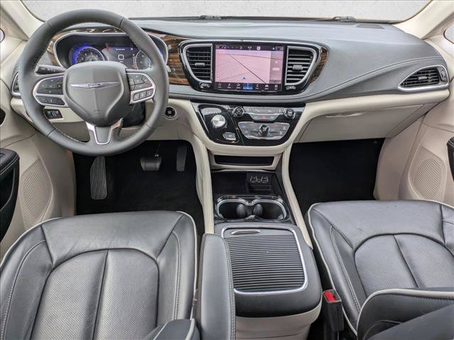 Used 2024 Chrysler Pacifica Limited FWD image 17