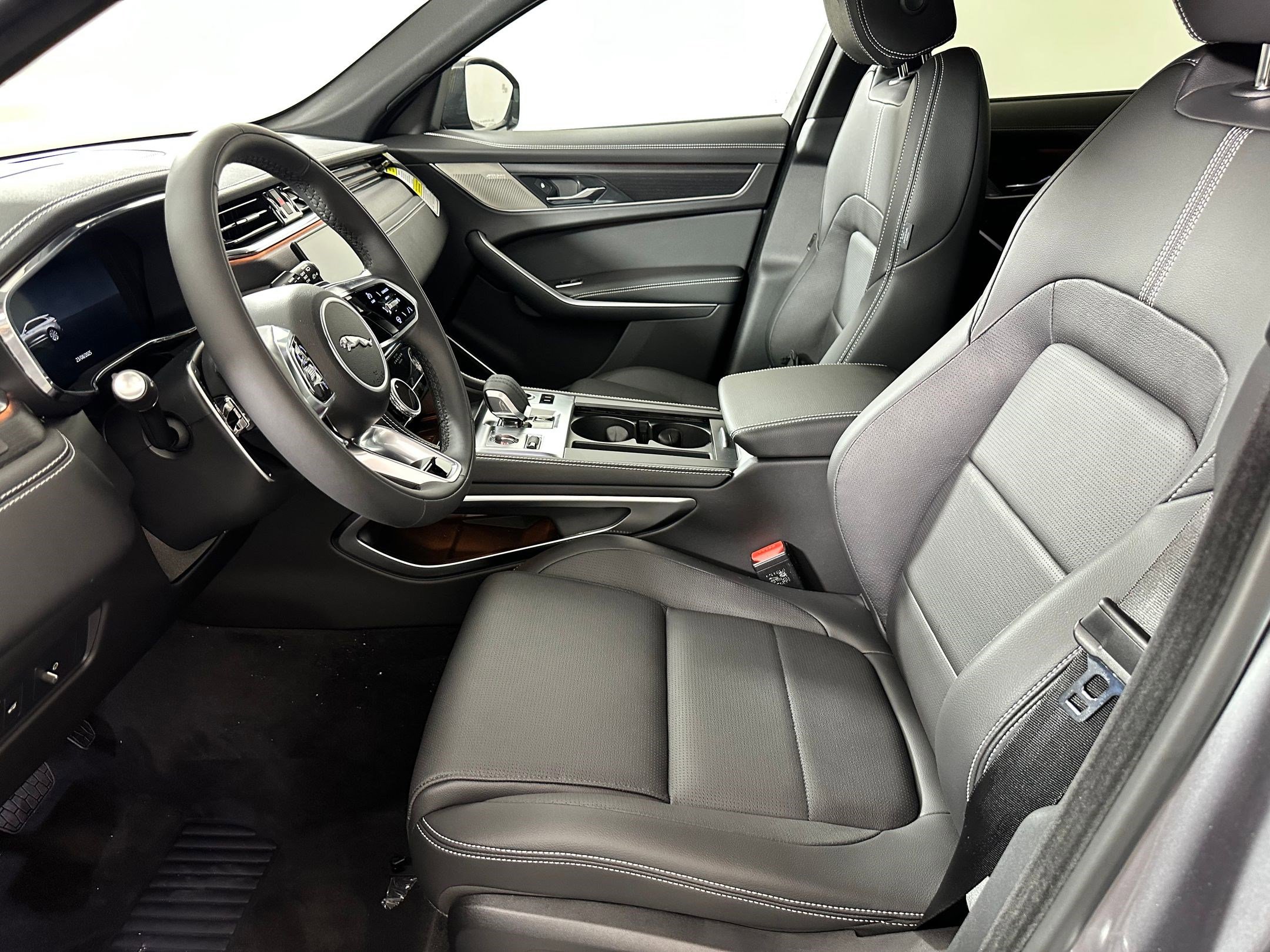 New 2026 Jaguar F-PACE R-Dynamic S image 4