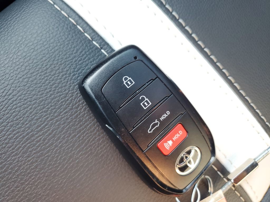 Used 2026 Toyota Camry SE FWD image 9