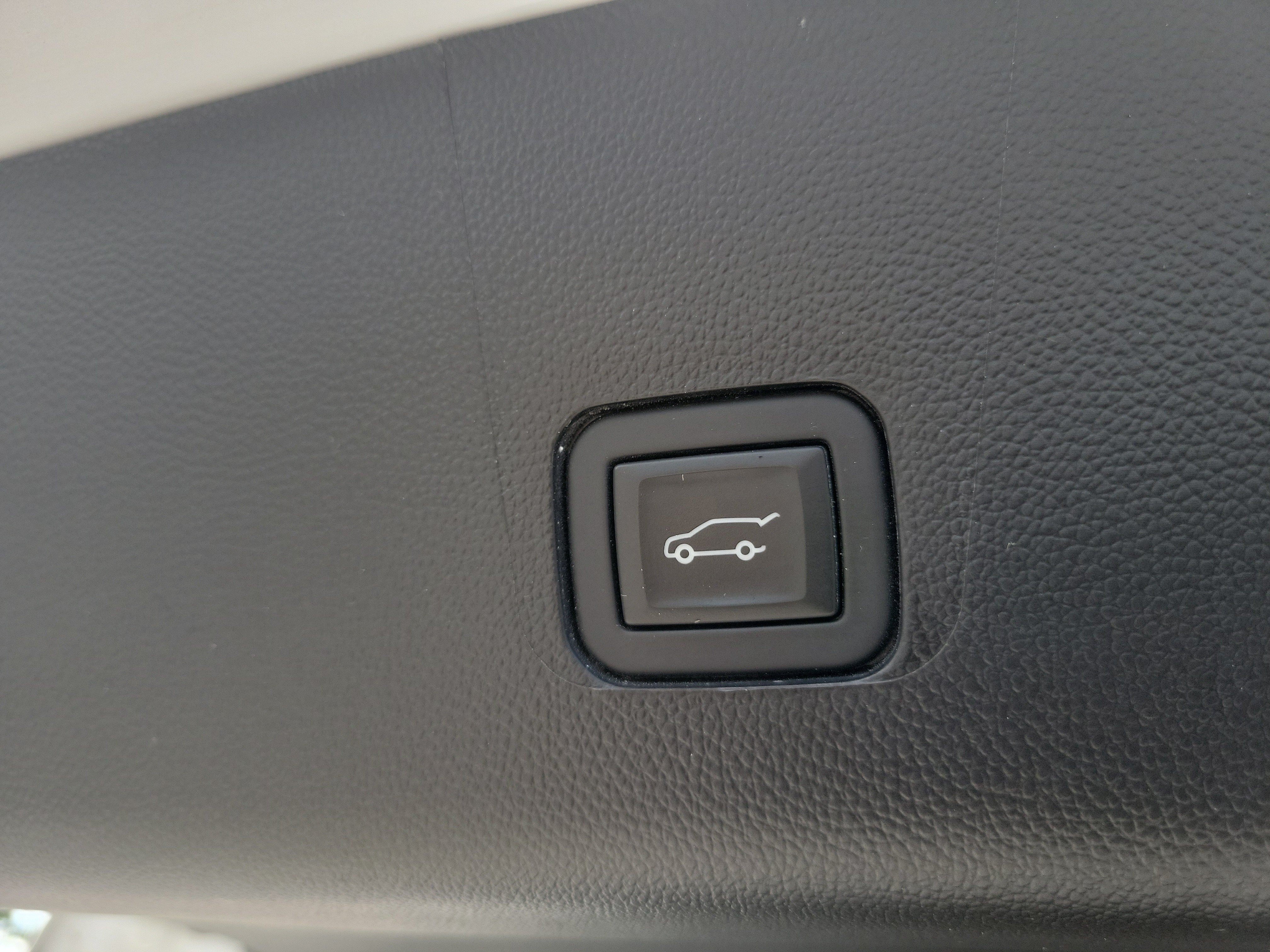 Used 2023 Chevrolet Traverse High Country FWD image 12