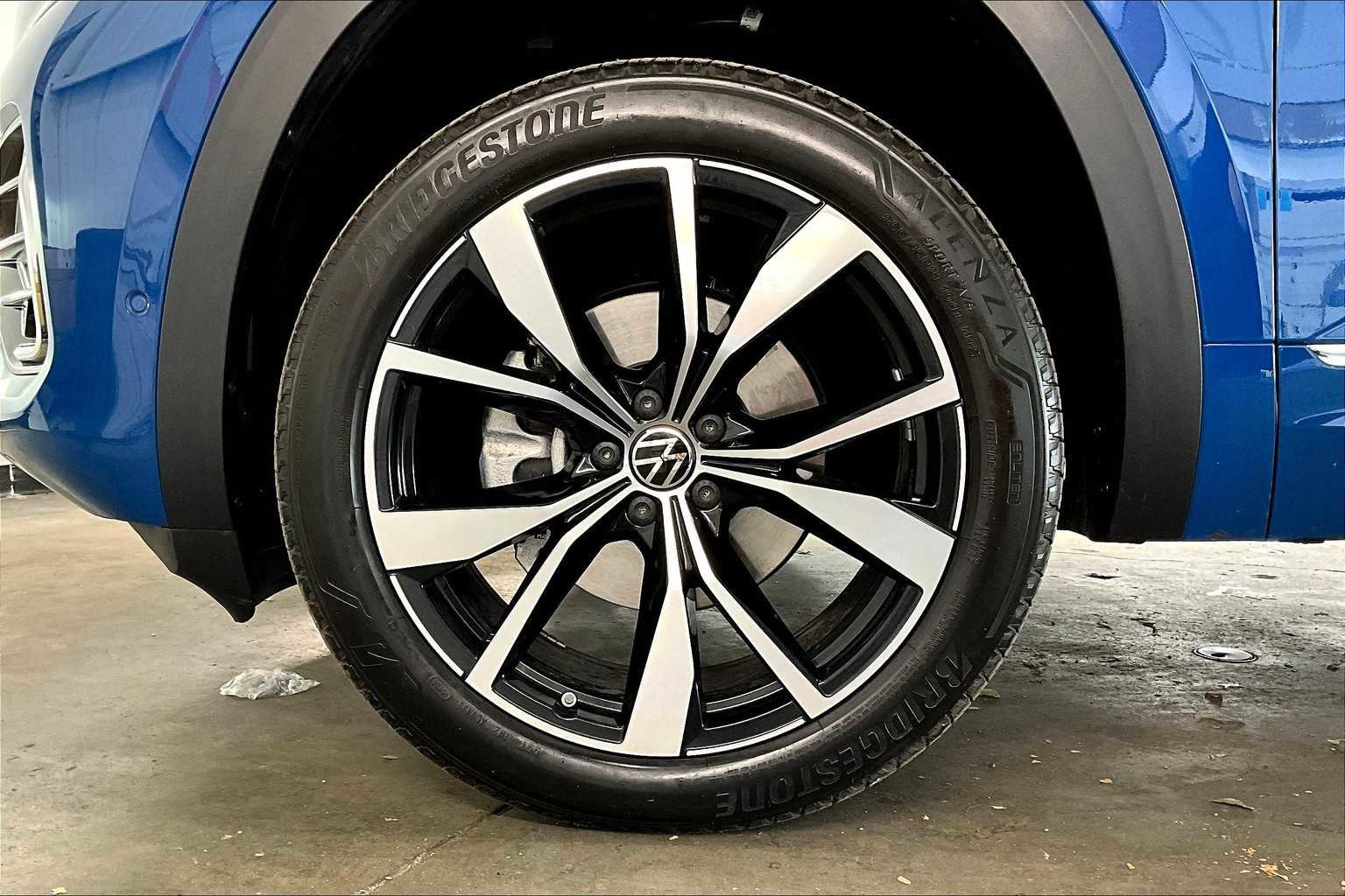 Used 2025 Volkswagen Atlas SEL Premium R-Line image 12