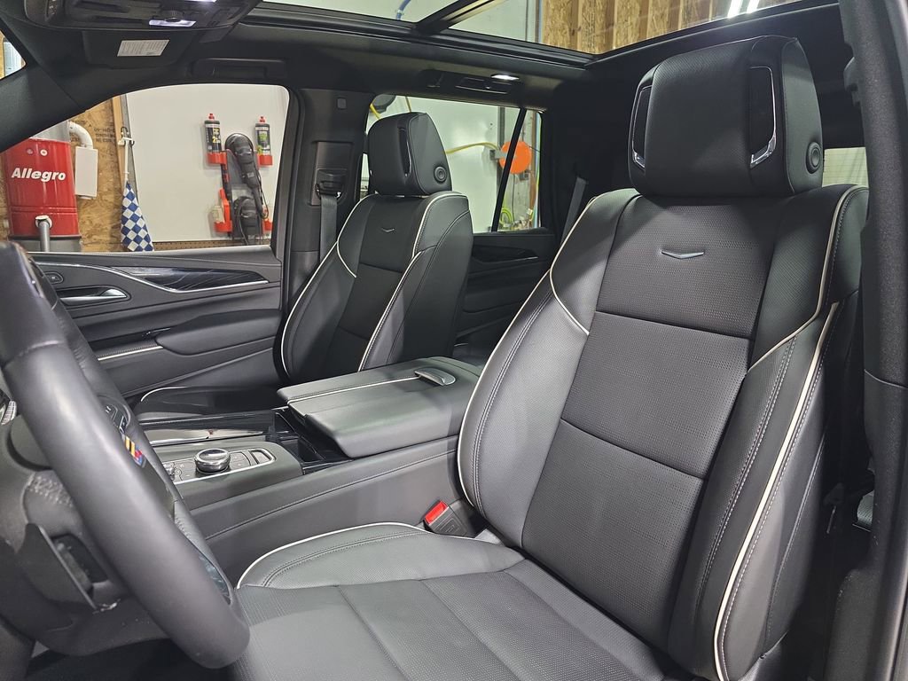 Used 2024 Cadillac Escalade Sport w/ LPO, ONYX Package image 18