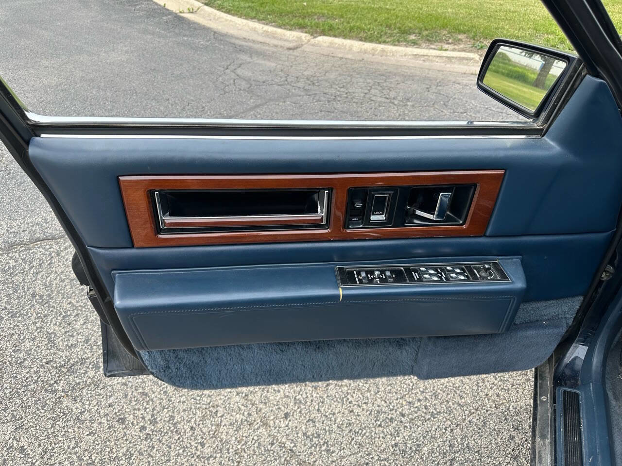 Used 1992 Cadillac Fleetwood Sedan FWD image 13