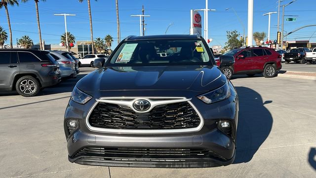 Used 2023 Toyota Highlander XLE image 2