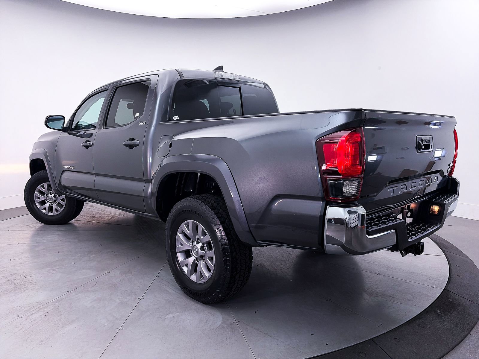 Used 2019 Toyota Tacoma SR5 RWD image 2