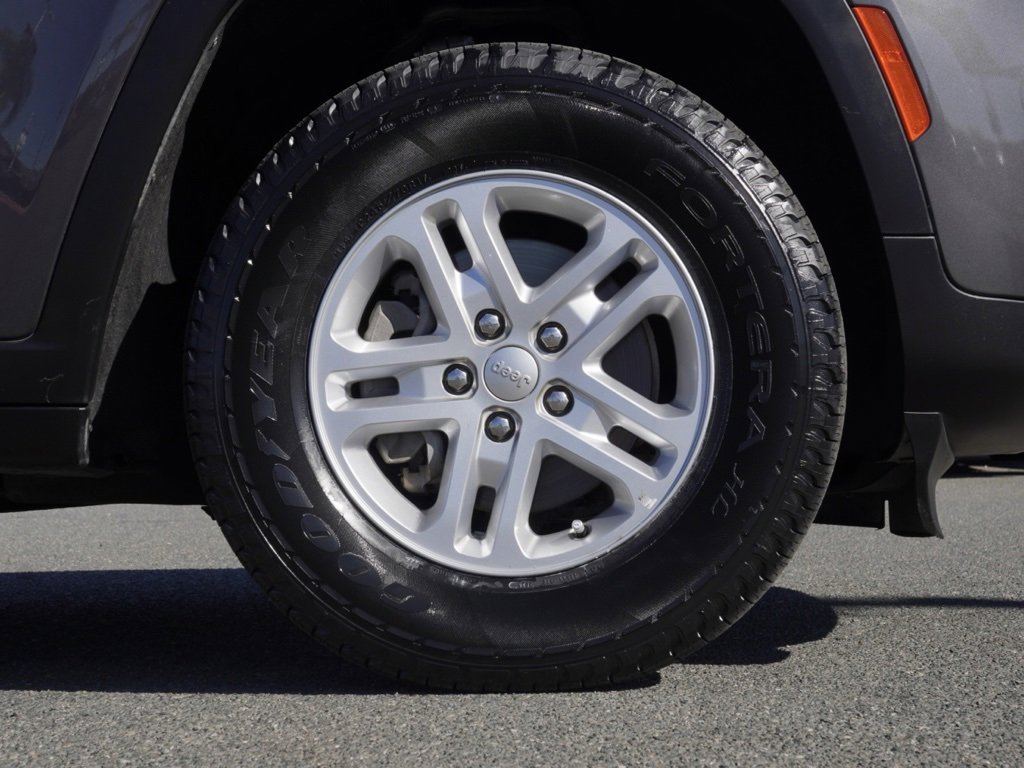 Certified 2022 Jeep Grand Cherokee Laredo w/ Luxury Tech Group I image 11