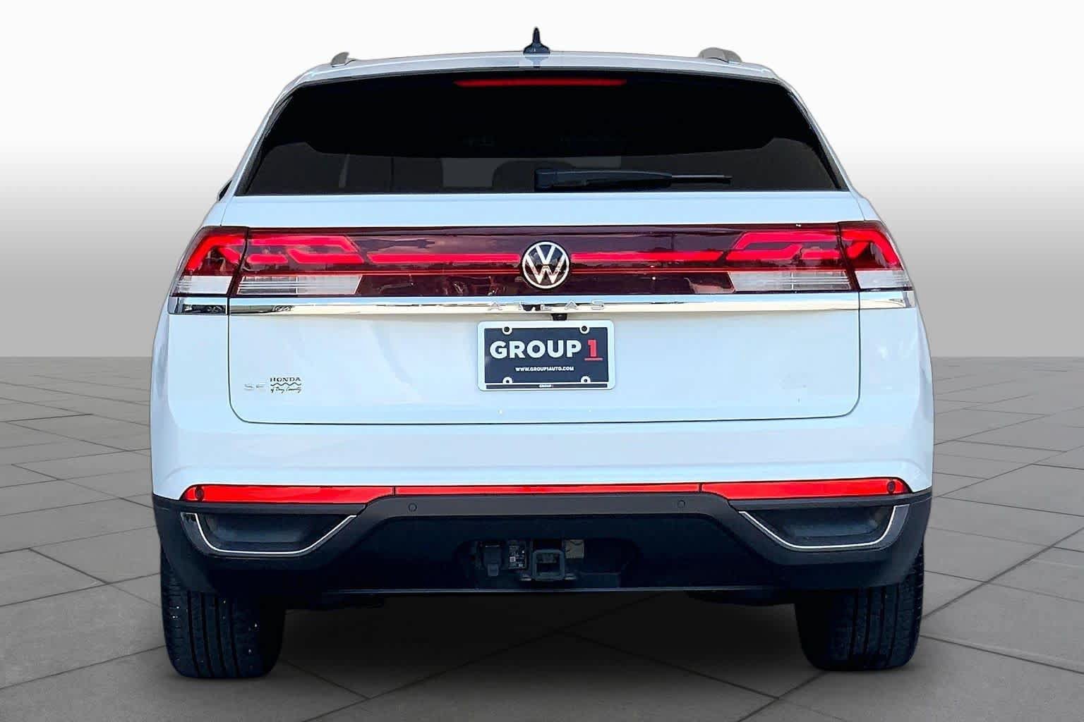 Used 2024 Volkswagen Atlas Cross Sport SE w/ Panoramic Sunroof Package FWD image 5