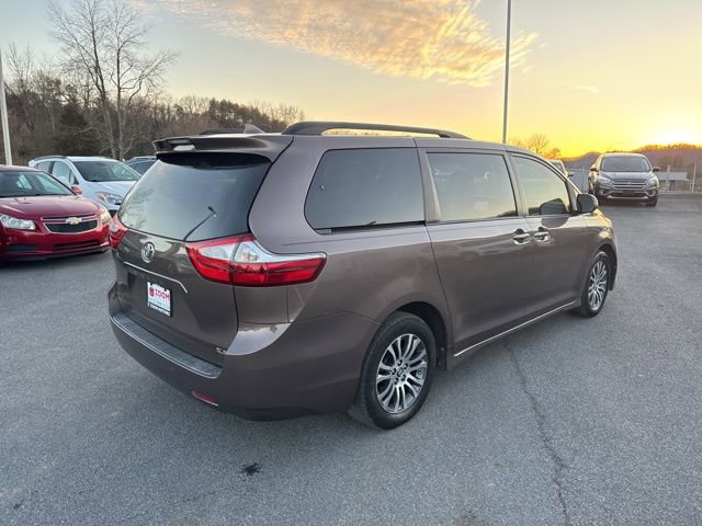 Used 2018 Toyota Sienna XLE w/ XLE Navigation Package image 8