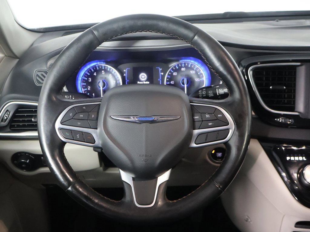 Used 2020 Chrysler Pacifica Touring-L image 36
