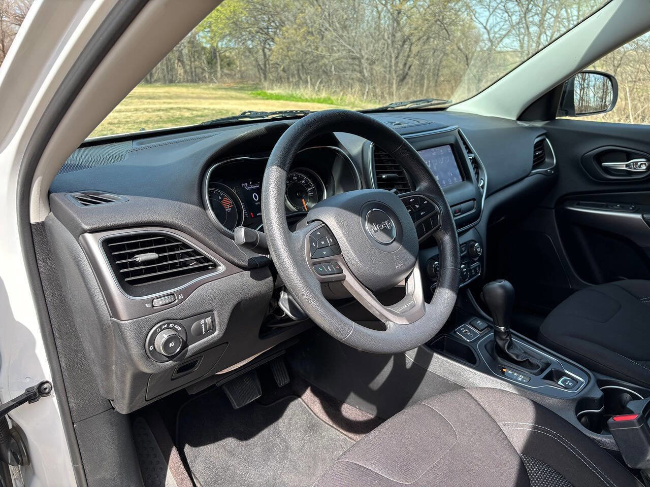 Used 2019 Jeep Cherokee Latitude w/ Popular Appearance Group image 10