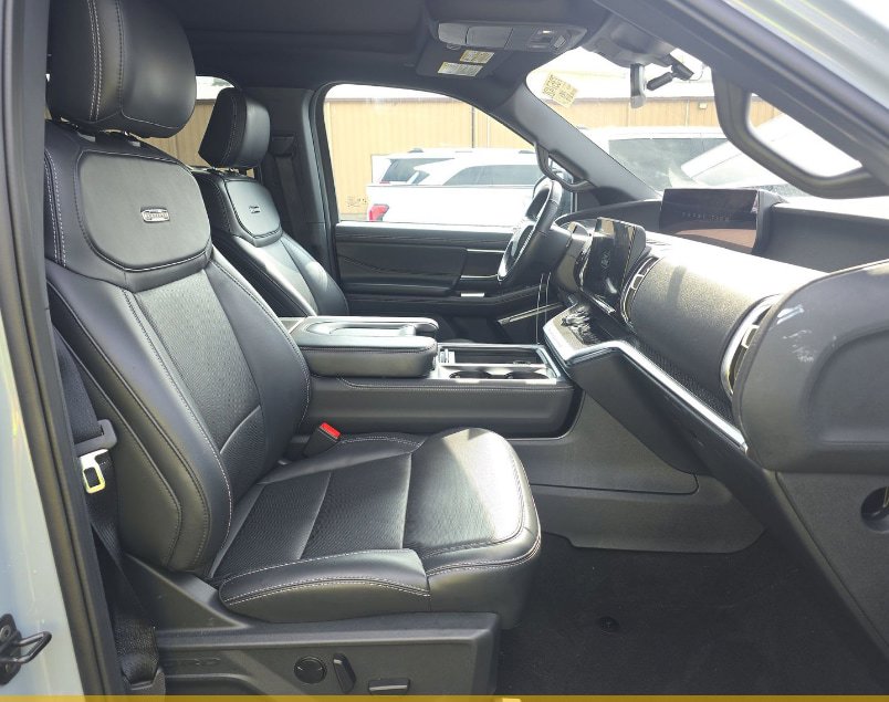 Used 2025 Ford Expedition Platinum w/ Stealth Appearance Package image 6
