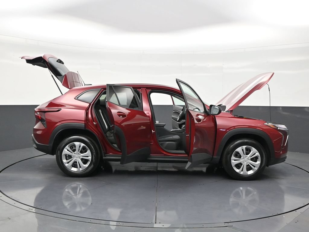 Used 2025 Chevrolet Trax LS FWD image 31