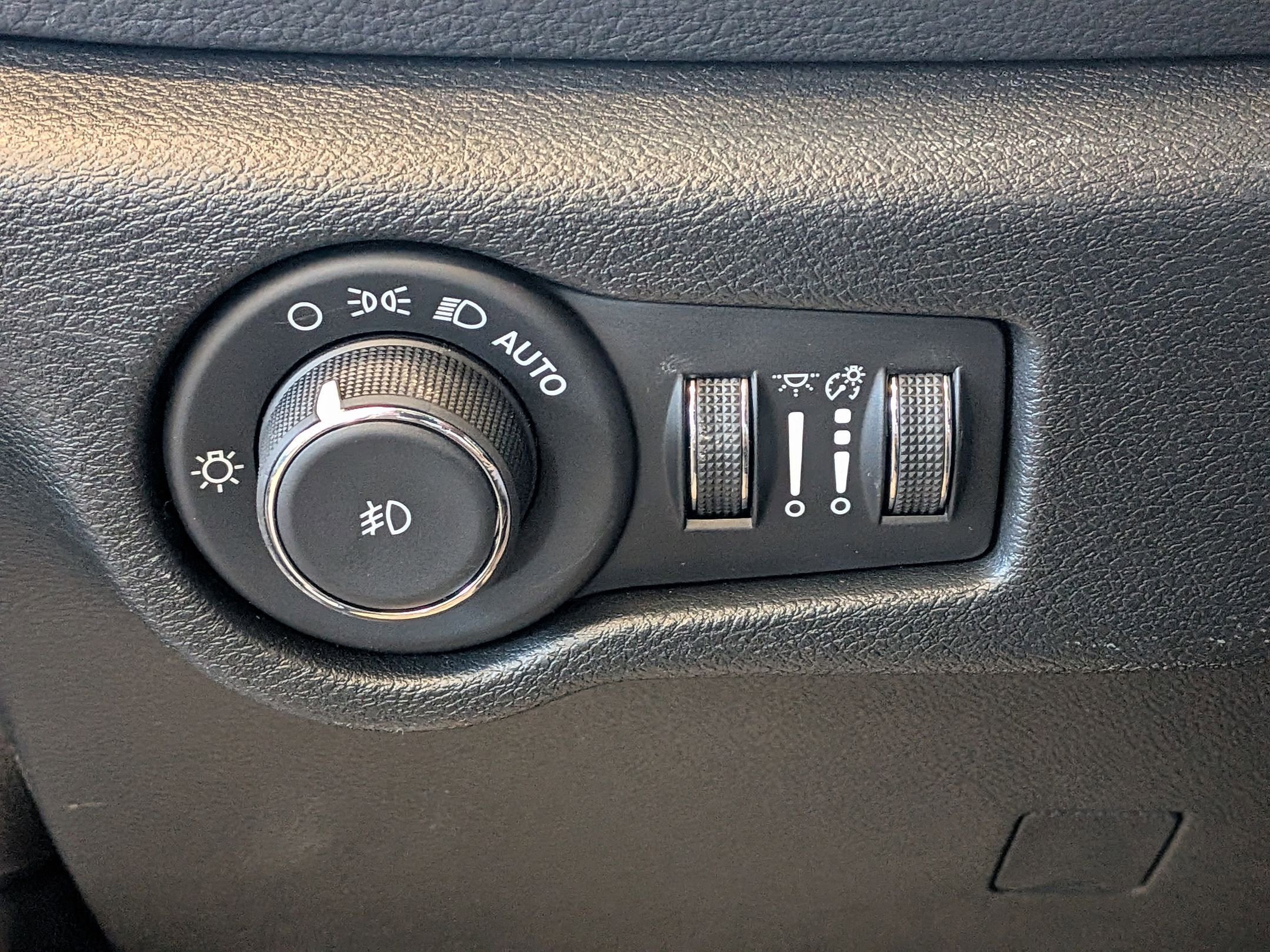 New 2026 Chrysler Pacifica Limited w/ Uconnect Theater Family Group image 23