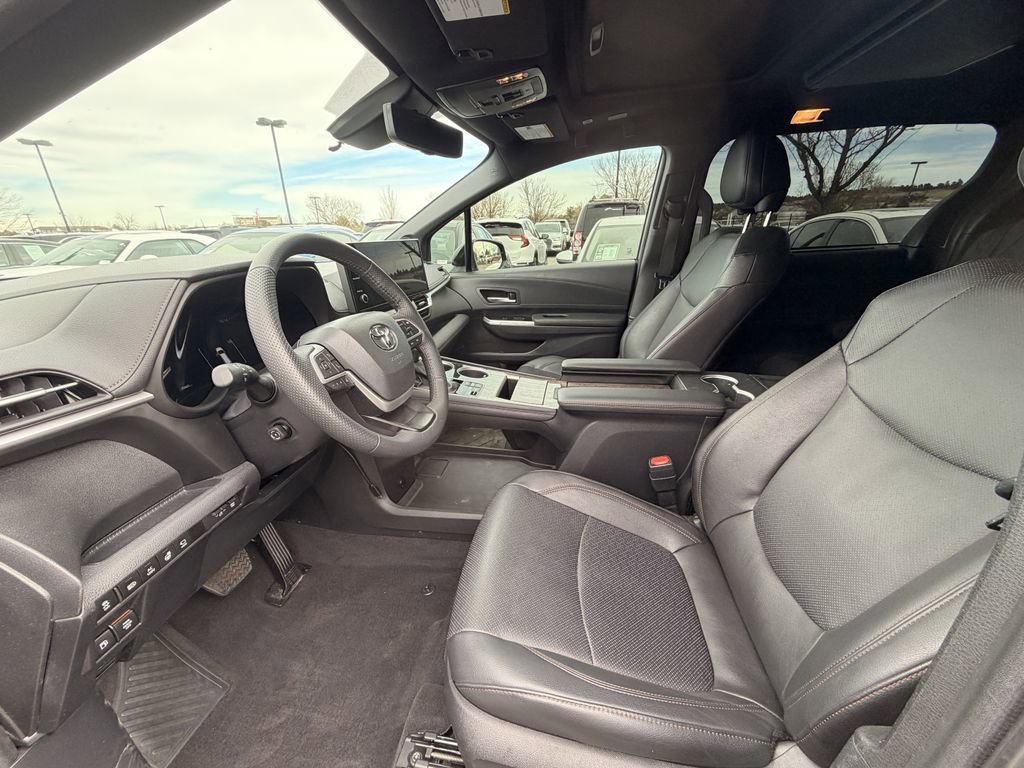 Used 2025 Toyota Sienna Platinum image 3