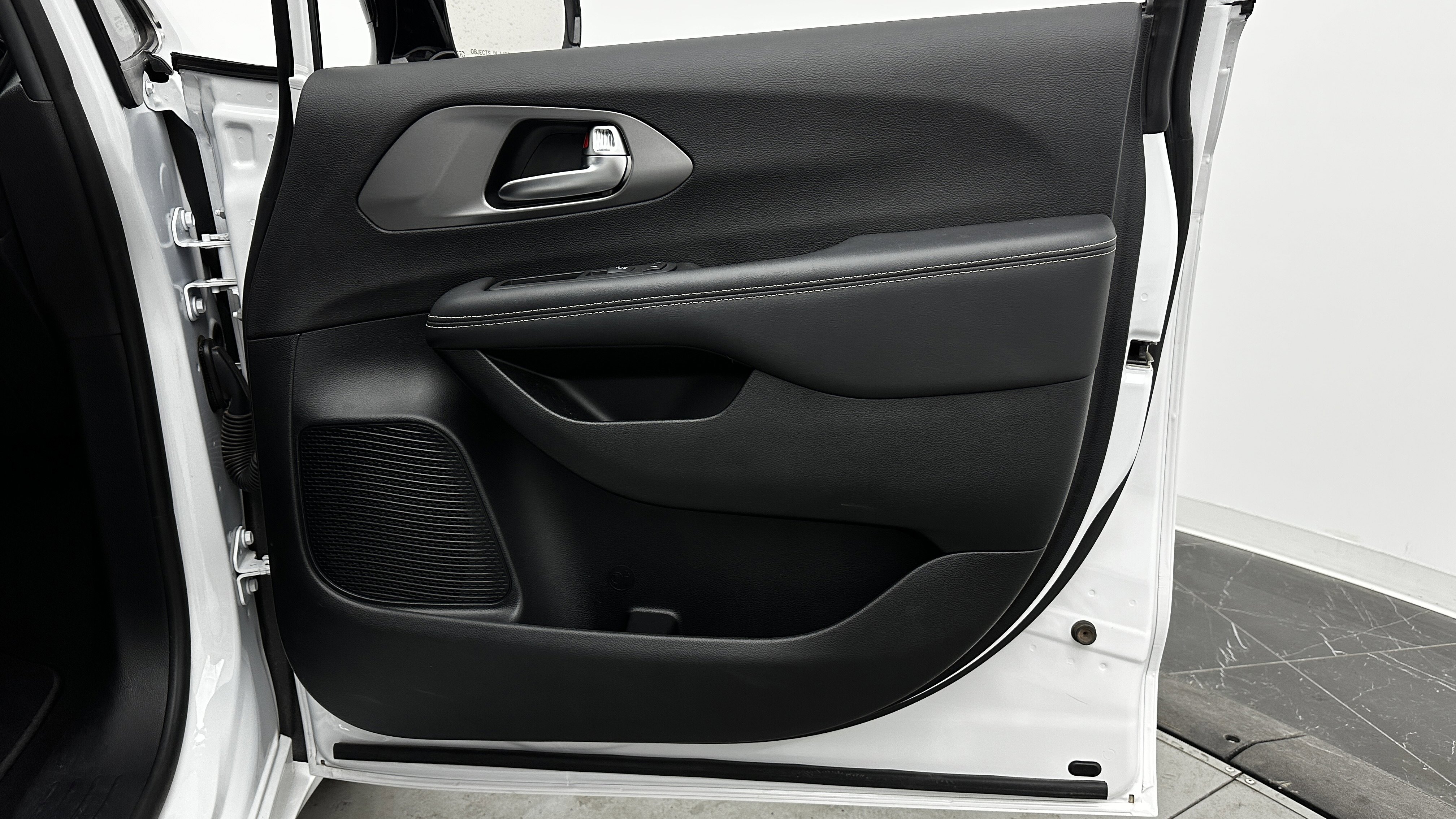 Used 2025 Chrysler Pacifica Select image 35