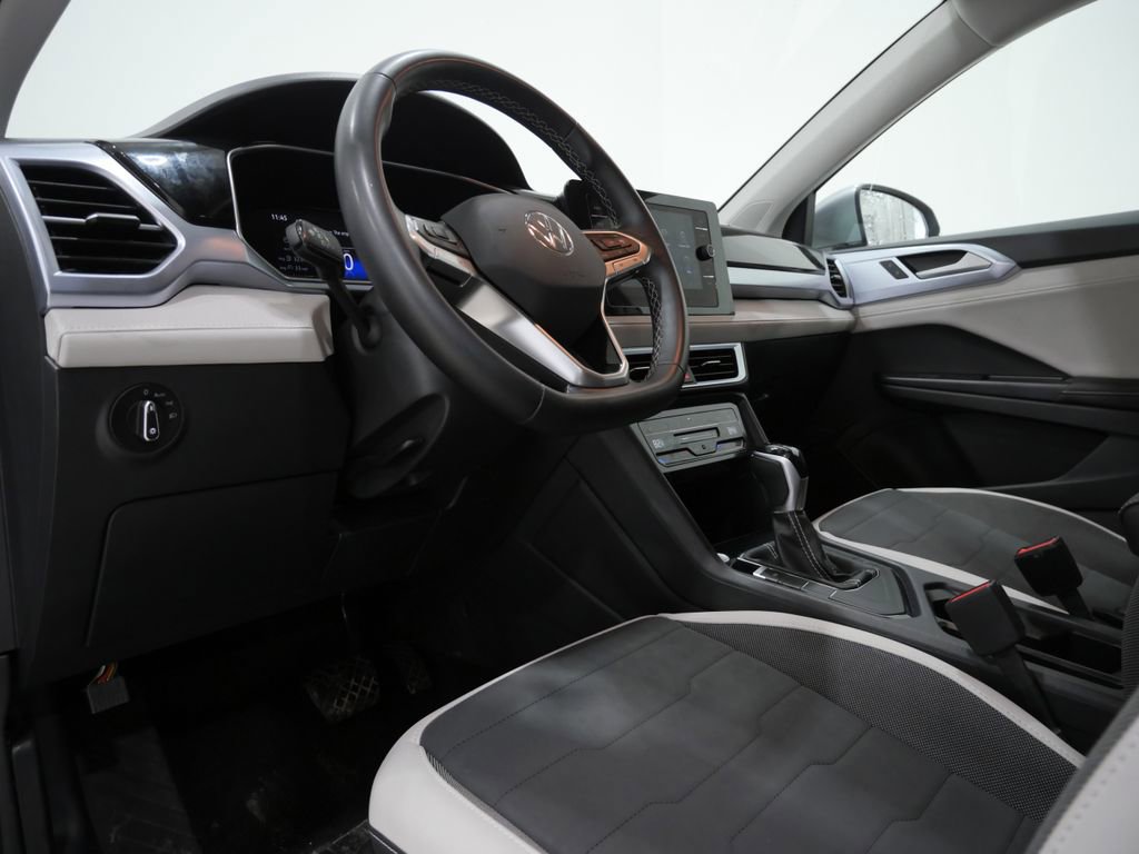 Used 2025 Volkswagen Taos SE FWD image 11