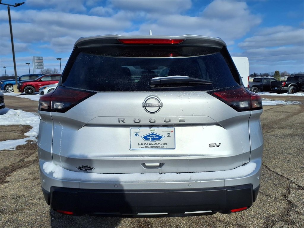 Used 2024 Nissan Rogue SV image 4