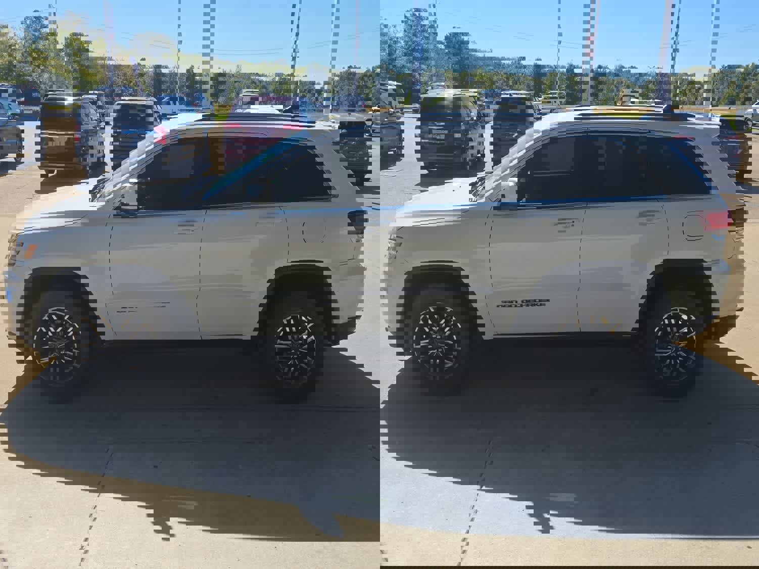 Used 2020 Jeep Grand Cherokee Laredo w/ 18" Wheel & 8.4" Radio Group image 6