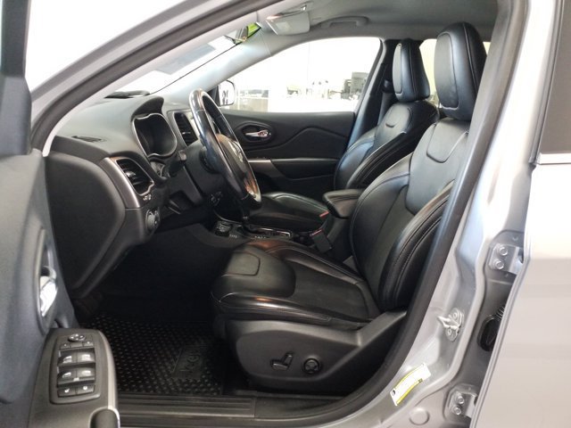 Used 2019 Jeep Cherokee Latitude Plus w/ Cold Weather Group AWD/4WD image 12