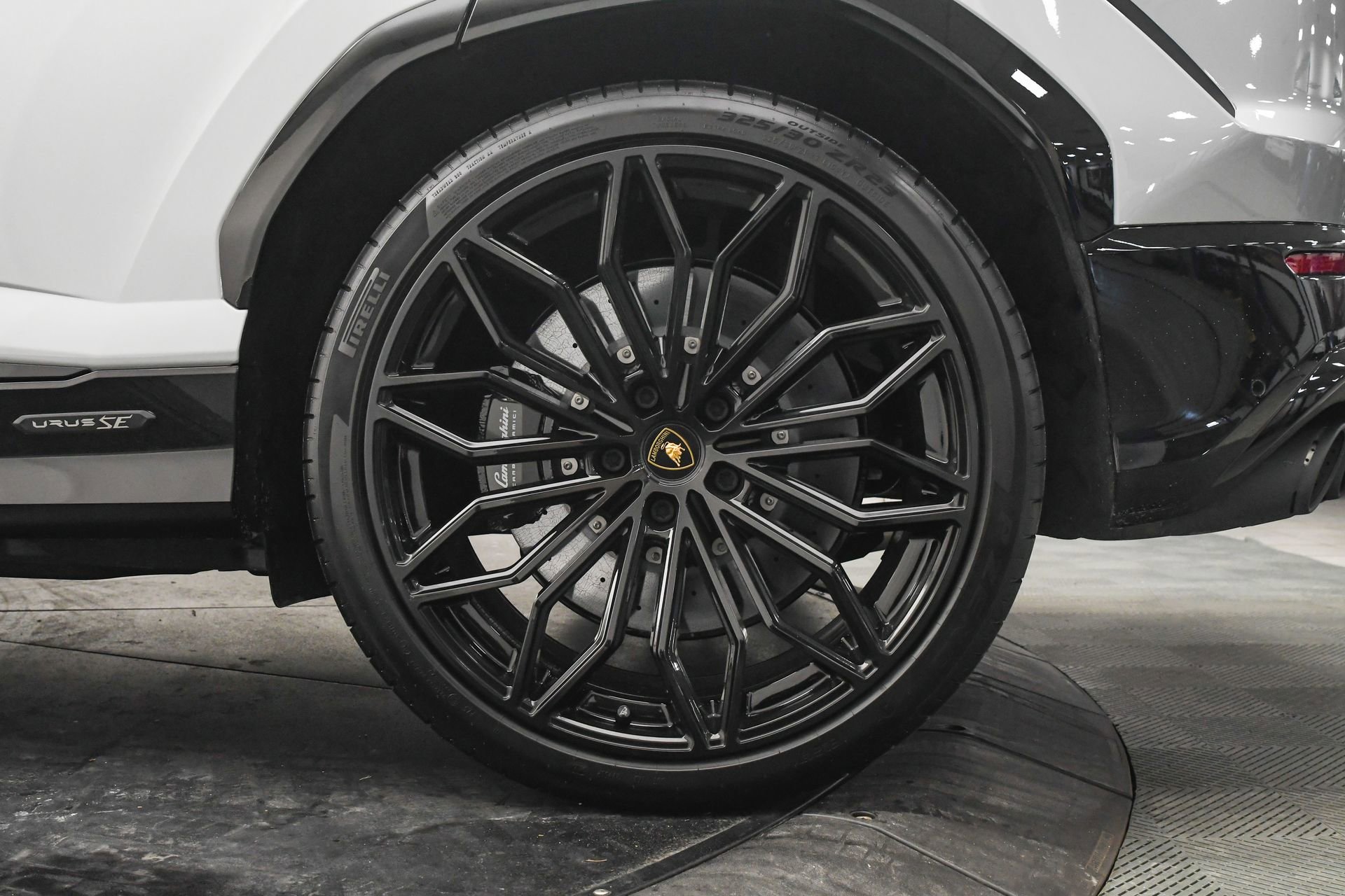 Used 2025 Lamborghini Urus SE image 33