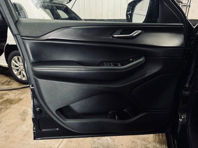 Used 2023 Jeep Grand Cherokee Altitude image 12